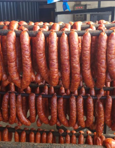 longaniza de chillán en proceso de ahumado